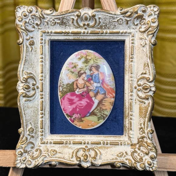 Vintage 70s cameo on blue velvet, white gold plastic frame, Distinctive Creation - Picture 1 of 6